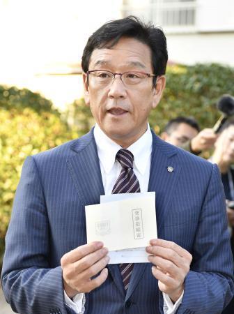 　ドラフト１位指名のあいさつで、交渉権獲得の札を手に早実高の清宮幸太郎内野手を訪れた日本ハムの栗山監督＝２７日午後、東京都国分寺市