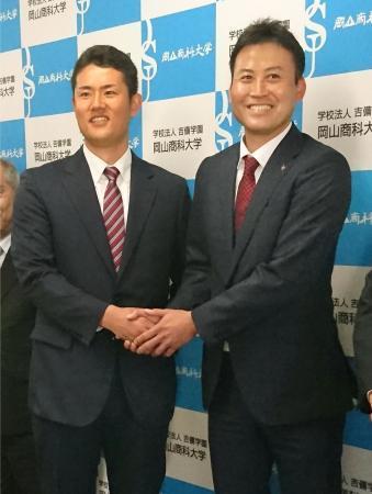 　楽天から１位指名のあいさつを受け、スカウトと握手する岡山商科大の近藤弘樹投手（左）＝２７日、岡山市