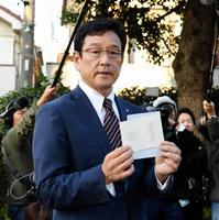 ドラフトで木田ＧＭ補佐が引き当てた当たりくじを持ち、早実・清宮に指名あいさつに訪れる日本ハム・栗山英樹監督＝東京都国分寺市の早稲田実業高等学校（撮影・中田匡峻）