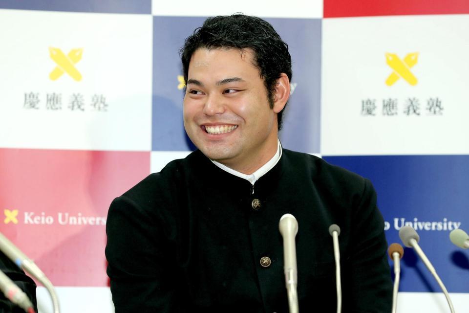 楽天から２位指名を受け、笑顔を見せる慶応大の岩見雅紀