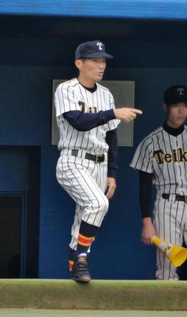 ベンチから選手に指示を出す帝京・前田監督