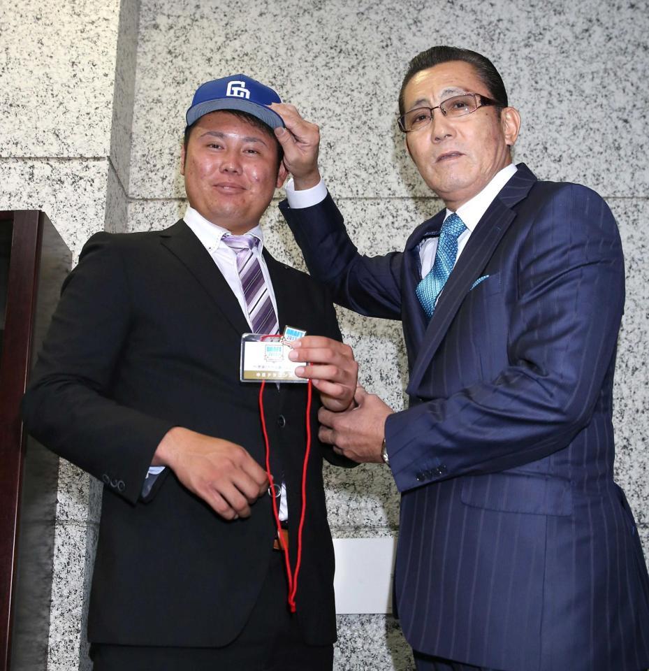 　森監督に帽子をかぶせてもらうヤマハ・鈴木（左）