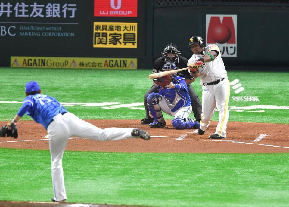 １回ソフトバンク、１死二塁、先制適時二塁打を放つソフトバンク・デスパイ＝ヤフオク！ドーム（撮影・飯室逸平）