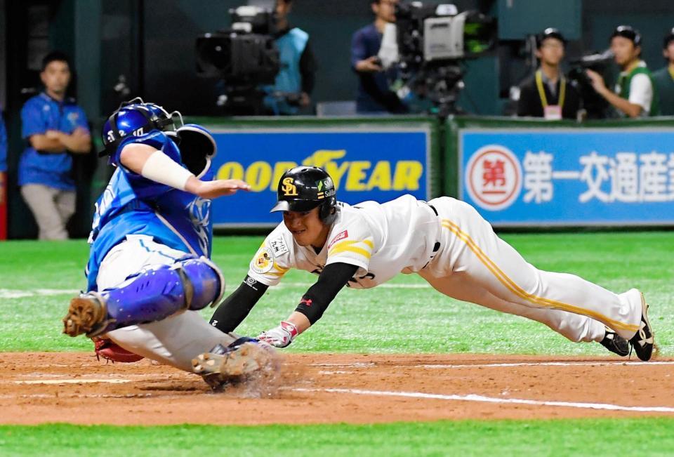 ７回、中村晃の適時打で勝ち越しの生還をする今宮（捕手・戸柱）＝撮影・堀内翔