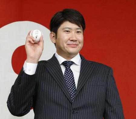 　沢村賞に選ばれ、ポーズをとる巨人・菅野＝３０日、東京都内のホテル