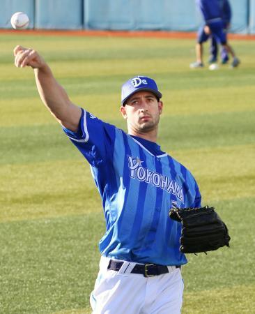 　キャッチボールで調整するＤｅＮＡ・ウィーランド＝横浜