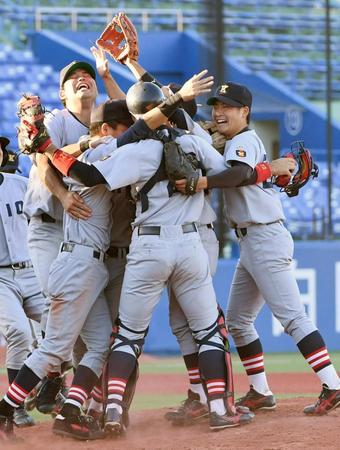 早大－慶大　７季ぶり３５度目の優勝を決め、マウンドに集まり喜ぶ岩見（左端）ら慶大ナイン