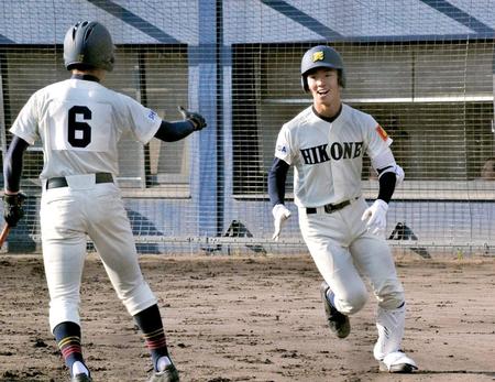 　６回に２ランを放ち、生還した彦根東・高内（右）
