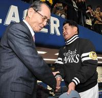 日本一に王手をかけ王会長（左）と握手する工藤監督