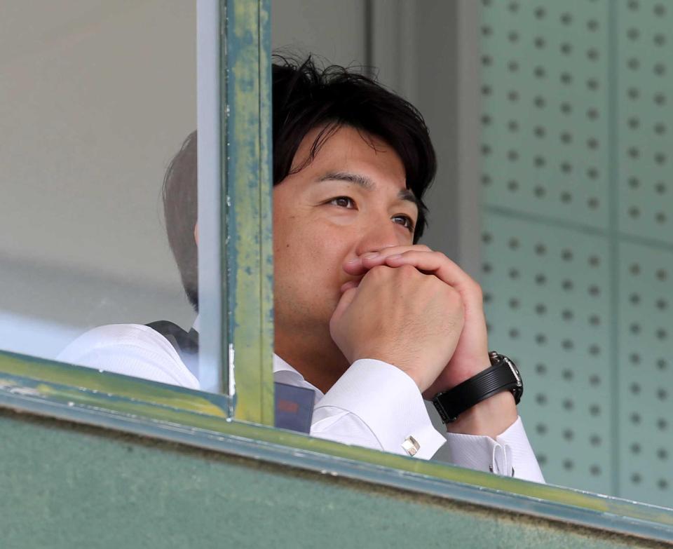 　フェニックス・リーグの試合を見る高橋監督