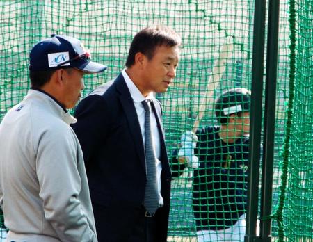 　スーツのまま指導する藤井新打撃コーチ