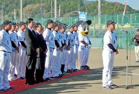 歓迎セレモニーであいさつをする井口監督