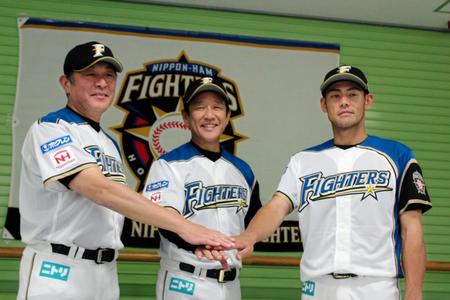 新監督就任会見を行った日本ハム・荒木２軍監督（左）と栗山監督（中）と飯山２軍内野守備走塁コーチ