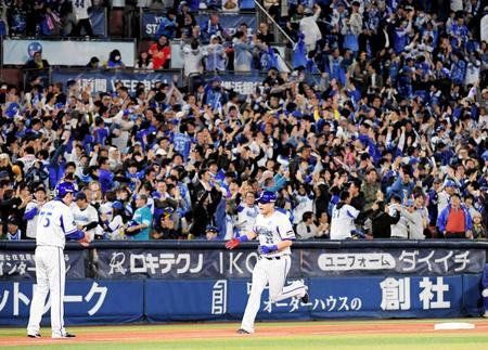 　４回、逆転２ランを放った筒香は声援を受けながら三塁を回る（撮影・堀内翔）