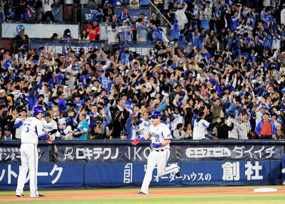 　４回、逆転２ランを放った筒香は声援を受けながら三塁を回る（撮影・堀内翔）