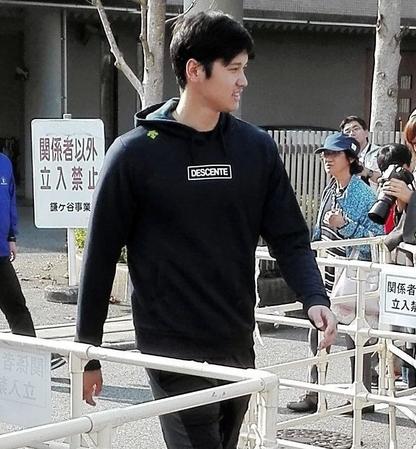 チームスタッフと談笑しながら球場に向かう大谷