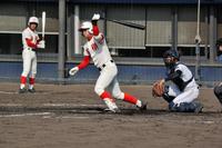 秋季近畿大会準決勝・乙訓戦の三回に適時二塁打を放つ智弁和歌山・冨田＝シティ信金スタジアム