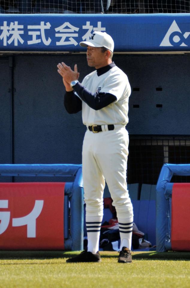 手をたたいてベンチ前で選手を出迎える日大三・小倉監督