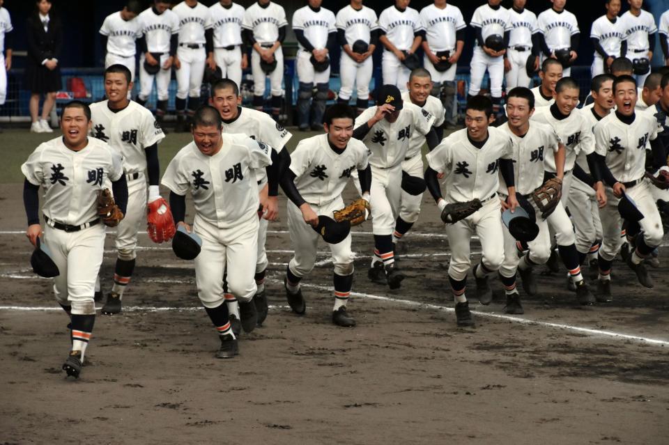 決勝進出を決め、喜ぶ英明ナイン