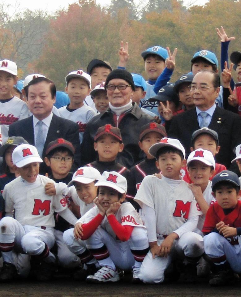 少年たちに囲まれて記念写真に納まる長嶋茂雄氏（中央）