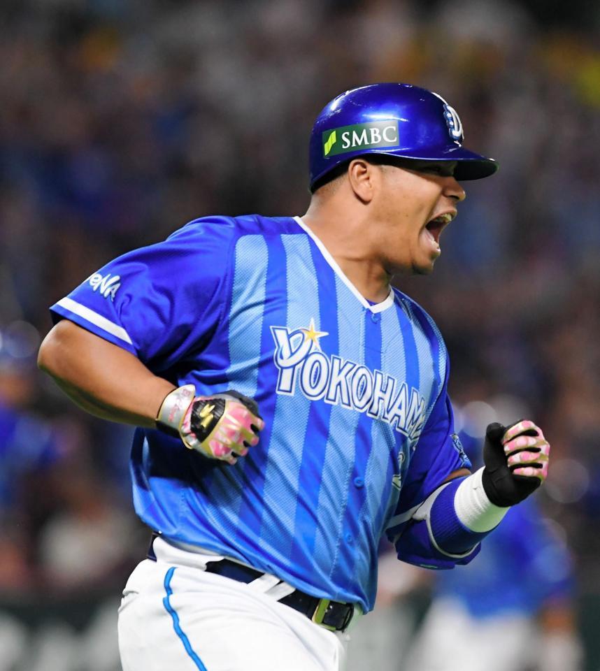 ５回、勝ち越しの２点適時打を放ち一塁に向かうロペス（撮影・堀内翔）