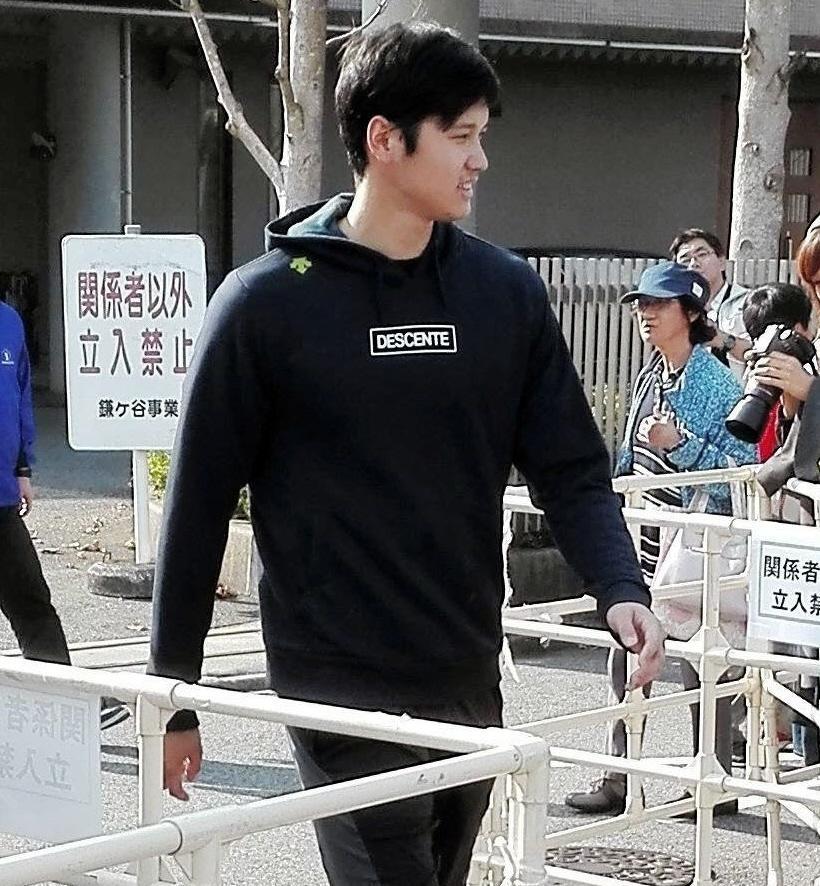 チームスタッフと談笑しながら球場に向かう大谷