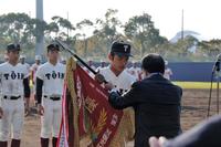 秋季近畿大会優勝で優勝を果たし、表彰式で優勝旗を受け取る大阪桐蔭・根尾（中央）＝シティ信金スタジアム