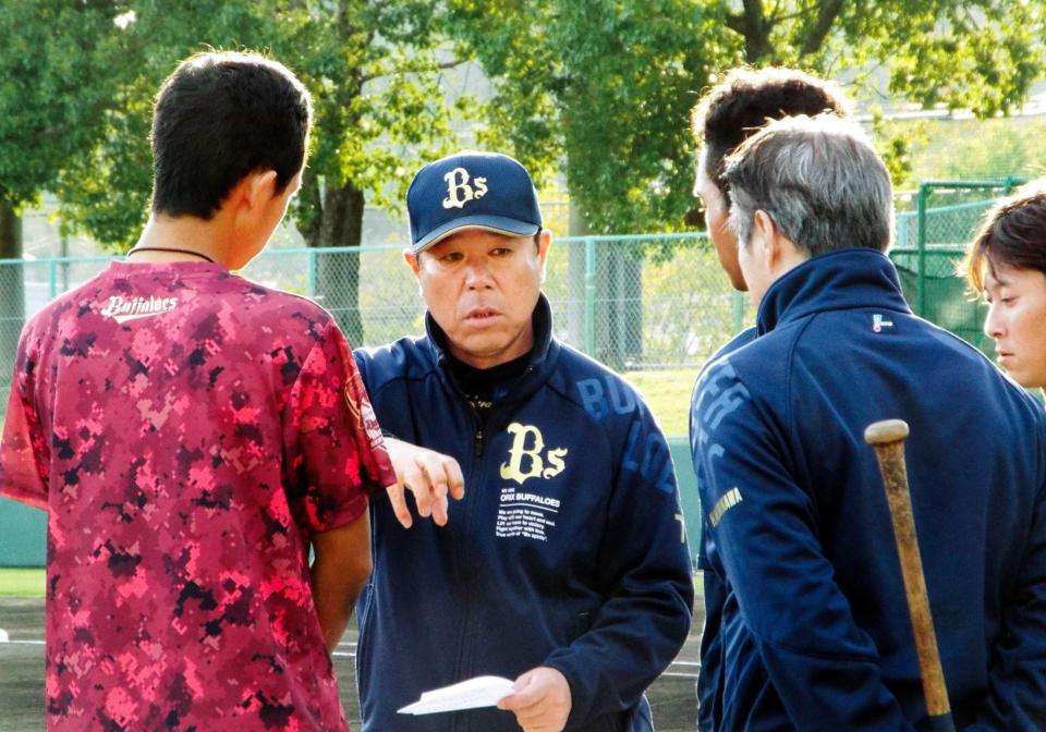 　練習メニューを片手に補食の重要性を説明する福良監督（中央）