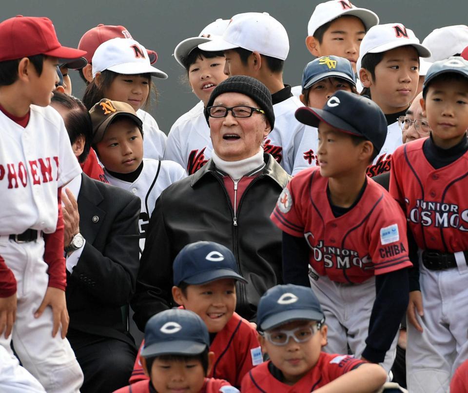　少年野球教室の記念撮影で、子供たちに囲まれて笑顔を見せる長嶋巨人軍終身名誉監督（中央）