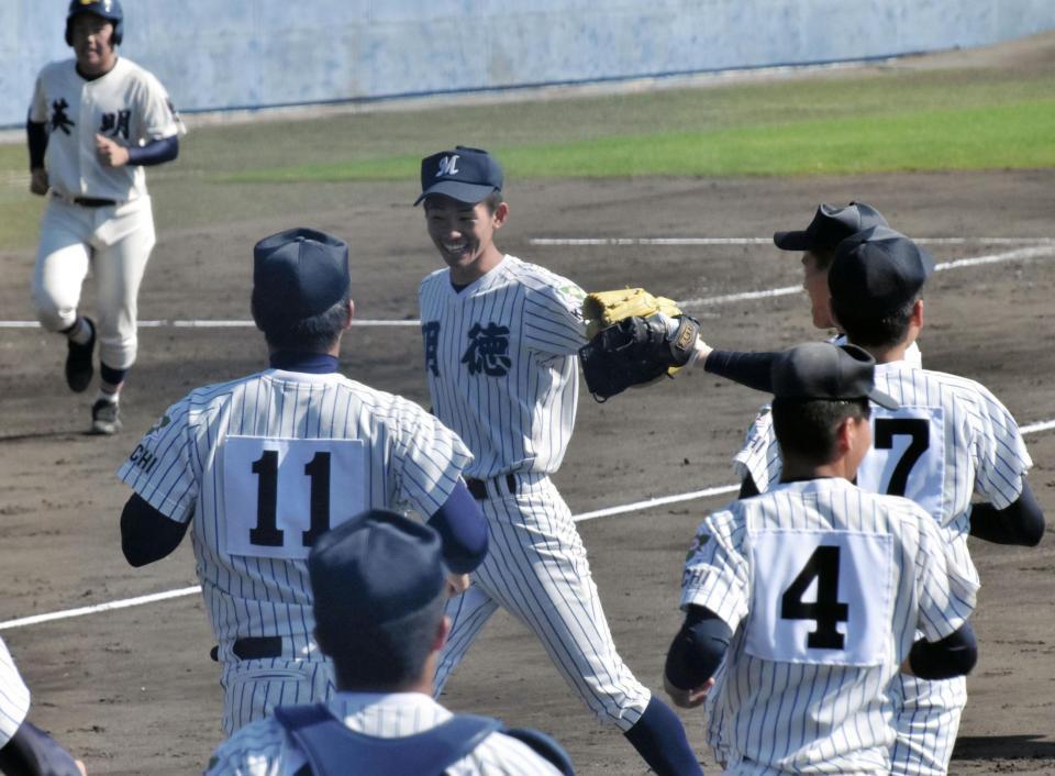 優勝を決め、喜ぶ市川（中央）ら明徳義塾ナイン