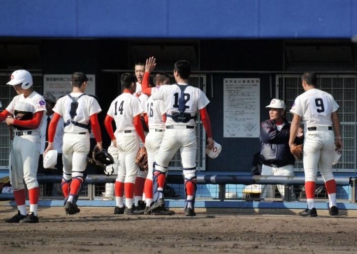 高校野球秋季近畿大会決勝・大阪桐蔭戦で、四回の攻撃前に選手に指示を出す智弁和歌山・高嶋監督（右から４人目）＝シティ信金スタジアム