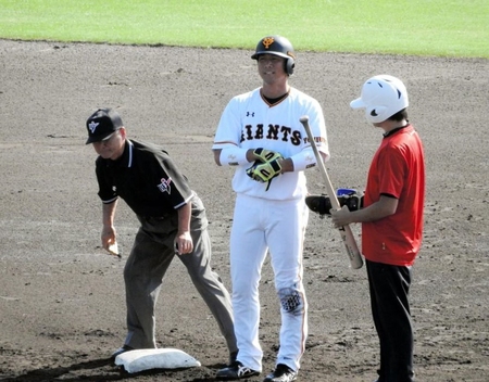 五回、左翼線二塁打を放ち二塁に到達する小林