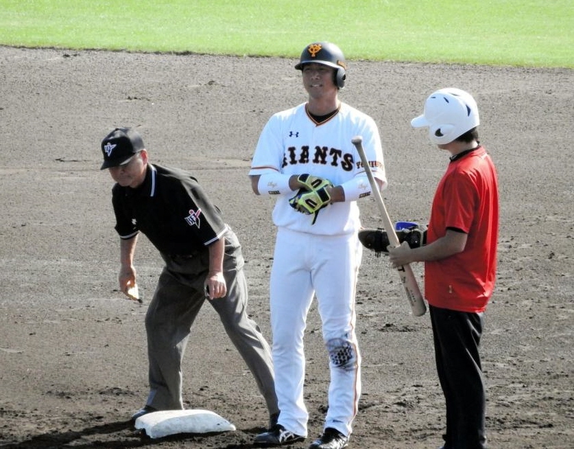 五回、左翼線二塁打を放ち二塁に到達する小林