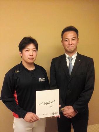 ４位指名された菅野選手（左）と諸積兼司担当スカウト