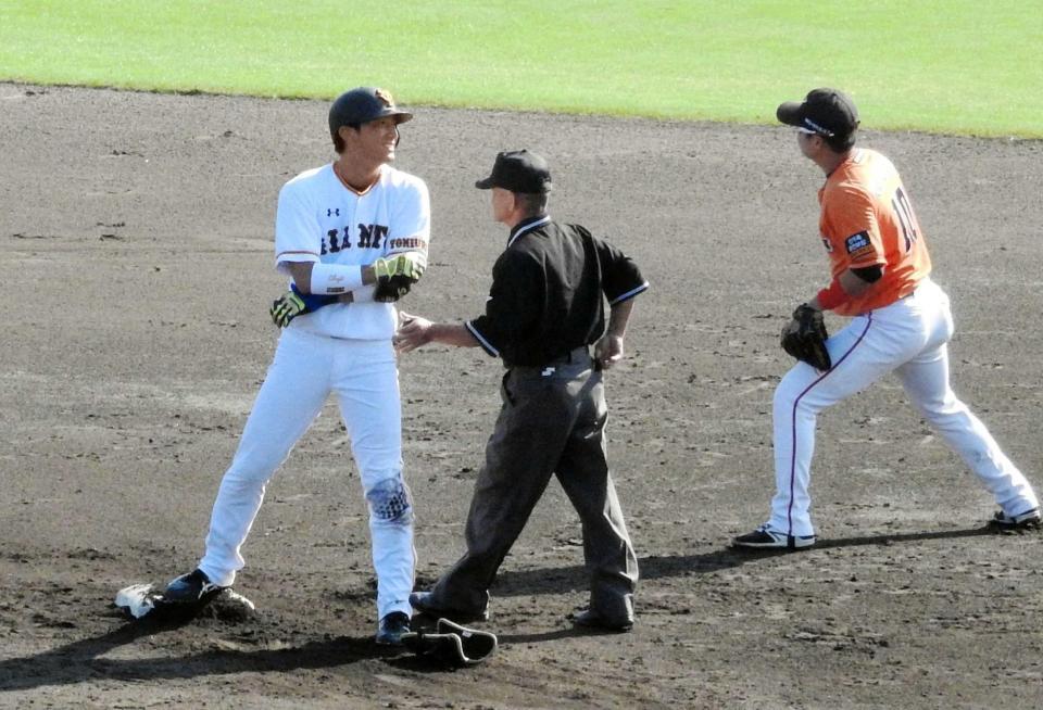 ５回、左翼線に二塁打を放ち塁上で笑顔を見せる小林　