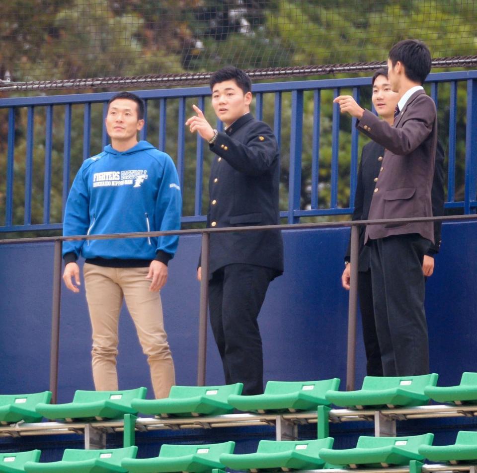 一塁側スタンドからファイターズスタジアムを見学する日本ハム１位指名の早実・清宮幸太郎（中央）。（右から）３位指名の柳ケ浦・田中瑛斗、７位指名の東大・宮台康平＝千葉・鎌ケ谷の二軍施設（撮影・開出牧）