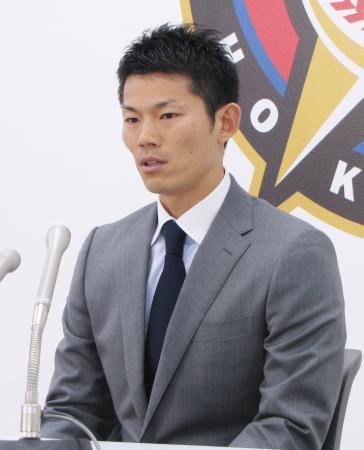 　ＦＡ権の行使を表明し、記者会見する日本ハム・大野＝９日、札幌市の球団事務所