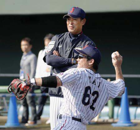 　練習中、甲斐（手前）と言葉を交わす稲葉監督＝清武ＳＯＫＫＥＮスタジアム