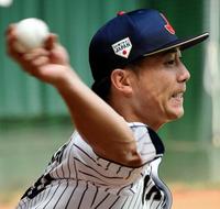 合宿初日からブルペンで投球する阪神・石崎＝清武総合運動公園（撮影・堀内翔）