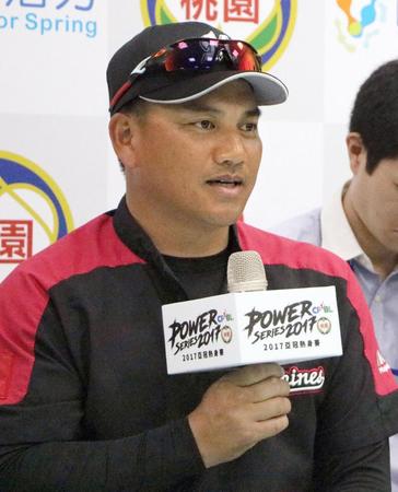 記者会見するロッテの井口新監督＝台湾桃園市（共同）