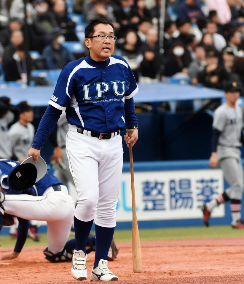 試合前ノックを打ち終えた元広島監督の野村謙二郎氏の弟の環太平洋大・野村昭彦監督＝神宮球場（撮影・中田匡峻）