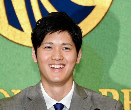メジャーリーグ挑戦を笑顔で発表した日本ハム・大谷翔平