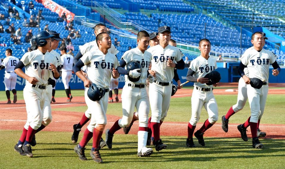 創成館に敗れ肩を落とす大阪桐蔭ナイン＝神宮球場（撮影・中田匡峻）