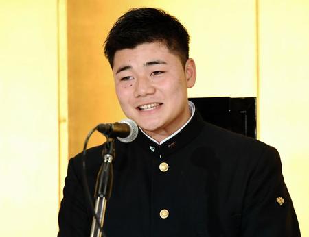 報道陣の質問に答える早実・清宮幸太郎＝明治記念館（撮影・中田匡峻）