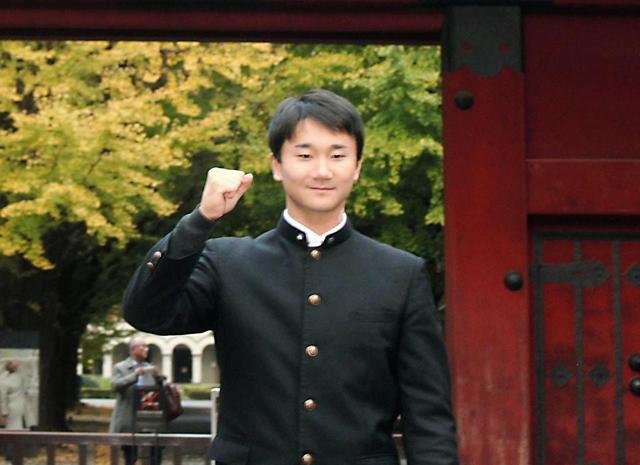 【写真】やっぱり東大生！赤門バックが似合う日本ハム・宮台