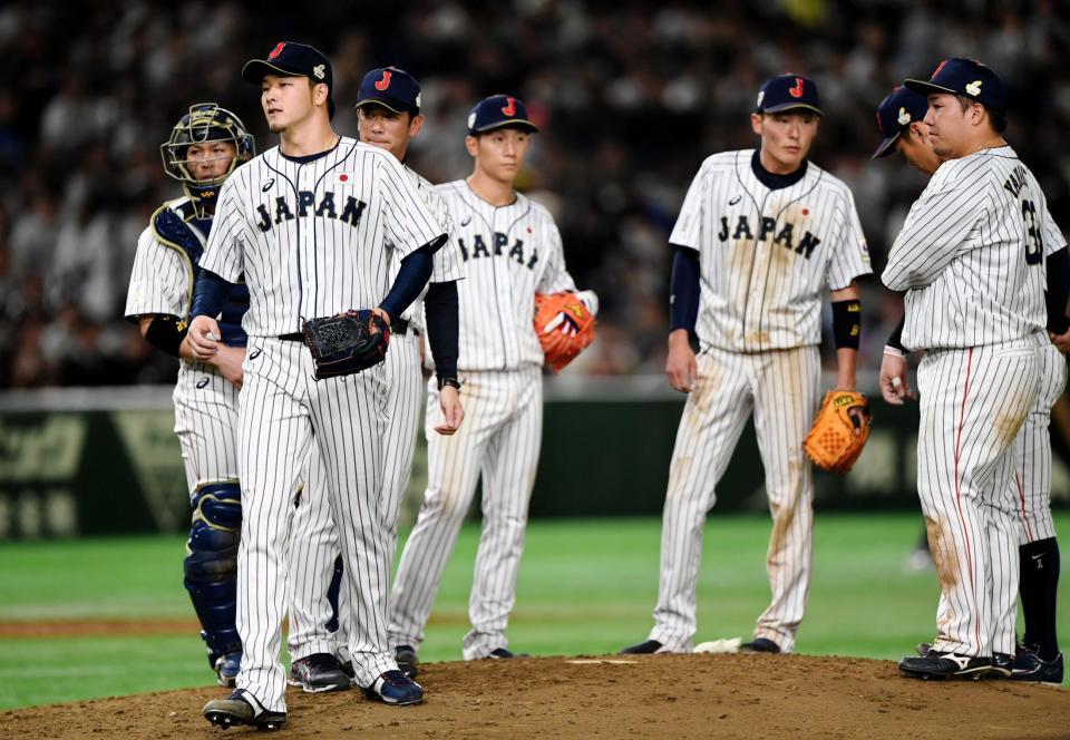 ４回、韓国に勝ち越しを許し降板する薮田（左手前）＝撮影・棚橋慶太