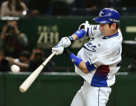 　６回、韓国・李政厚が右越えに先制三塁打を放つ＝東京ドーム