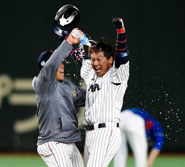 田村が決めた！恩師の伊東前監督の前でサヨナラ打「恩返しできたかな」