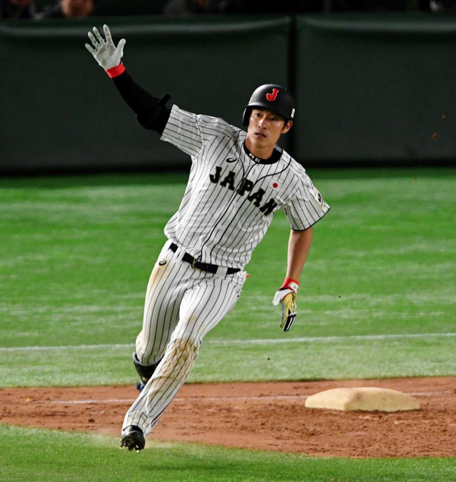 　延長１０回、同点３ランを放ち、右手を上げる上林（撮影・出月俊成）