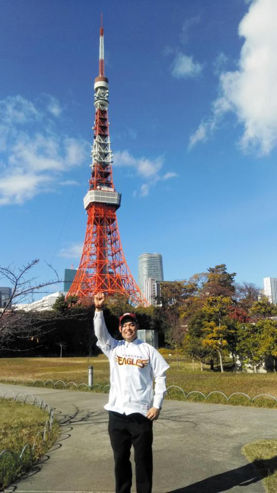 東京タワーを背に、活躍を誓った楽天のドラフト２位・岩見＝都内ホテル